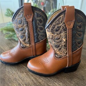 Toddler (baby) Almost new cowboy boots size 5